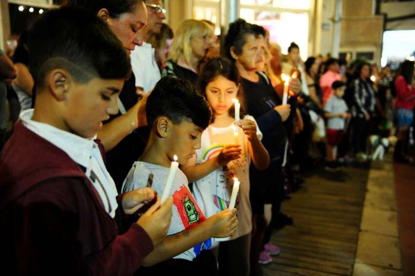 
Una multitud se concentró en Villa Gesell frente al lugar donde un grupo de rugbiers mató a un chico el sábado | Federico López Claro / Corresponsalía Buenos Aires
   