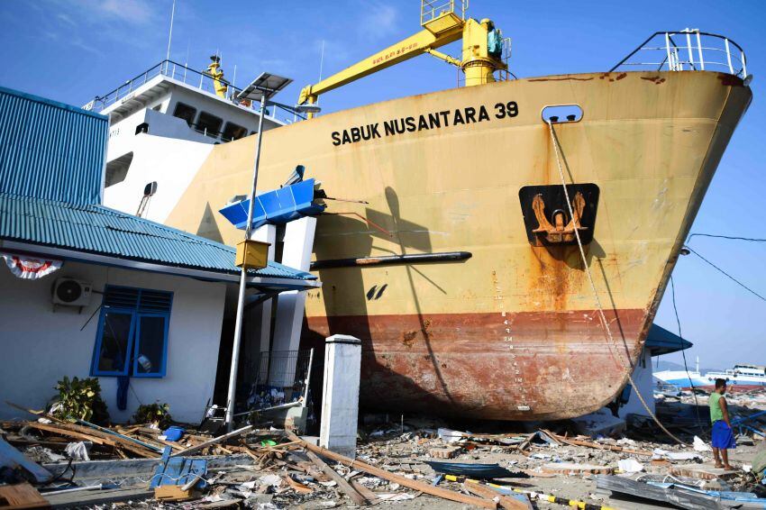 
    Un transbordador de pasajeros arrasado en Wani, Indonesia, Sulawesi Central, después del terremoto y un tsunami Foto: AFP
   