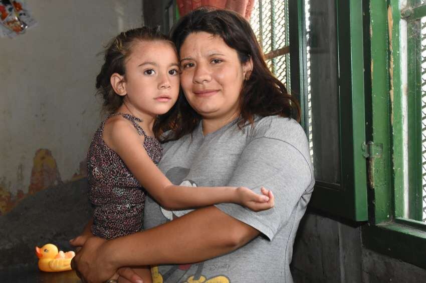 
Unidas. La pequeña Pilar, en brazos de su mamá, Cinthia. La pequeña no puede mover sus piernas por una parálisis. | Mariana Villa / Los Andes
   