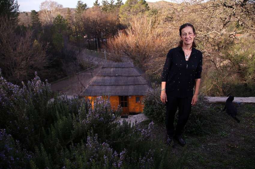 
Hogar elegido. La escritora posa frente a su casa en El Trapiche (San Luis). | Agencia Fotoreporter / Los Andes
   