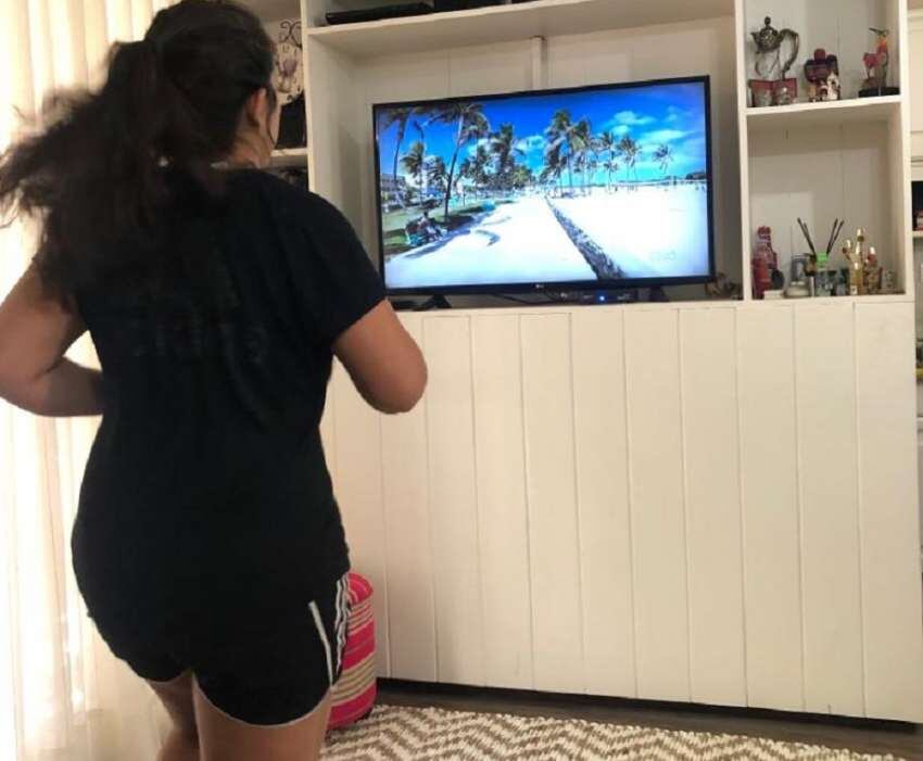 
Agustina Ojeda corre en el living con videos. | Gentileza
   