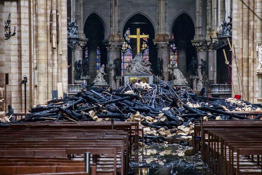 
El día después. Así quedó el interior de la catedral. | AP
   