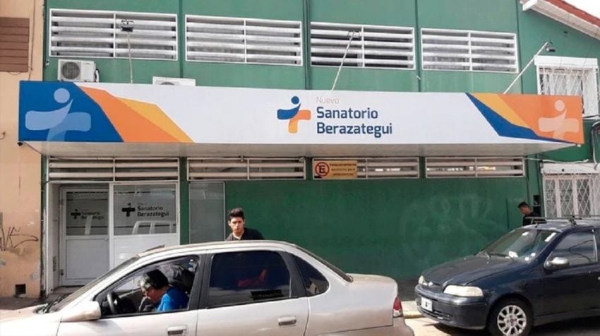 
    La entrada del Sanatorio Berazategui (@Jtronqui).
   