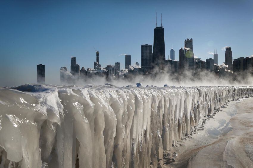 
    Hay gran acumulación de hielo y nieve en las calles de Chicago - AFP
   