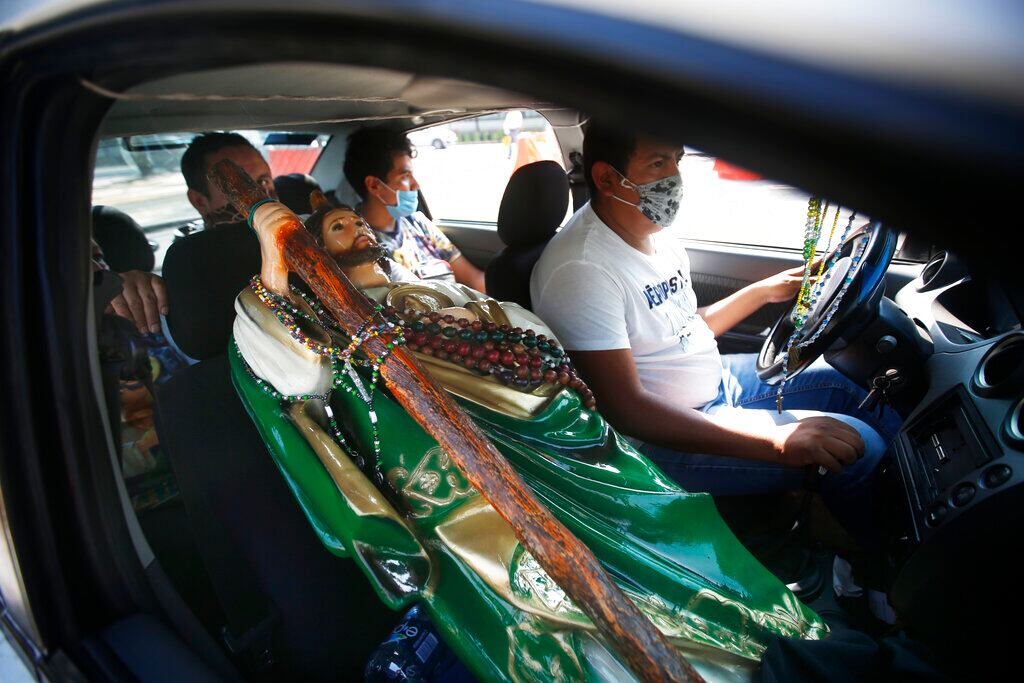 Una imagen de San Judas viaja en el asiento del copiloto durante una peregrinación anual en honor al patrón de las causas perdidas, en la Ciudad de México.