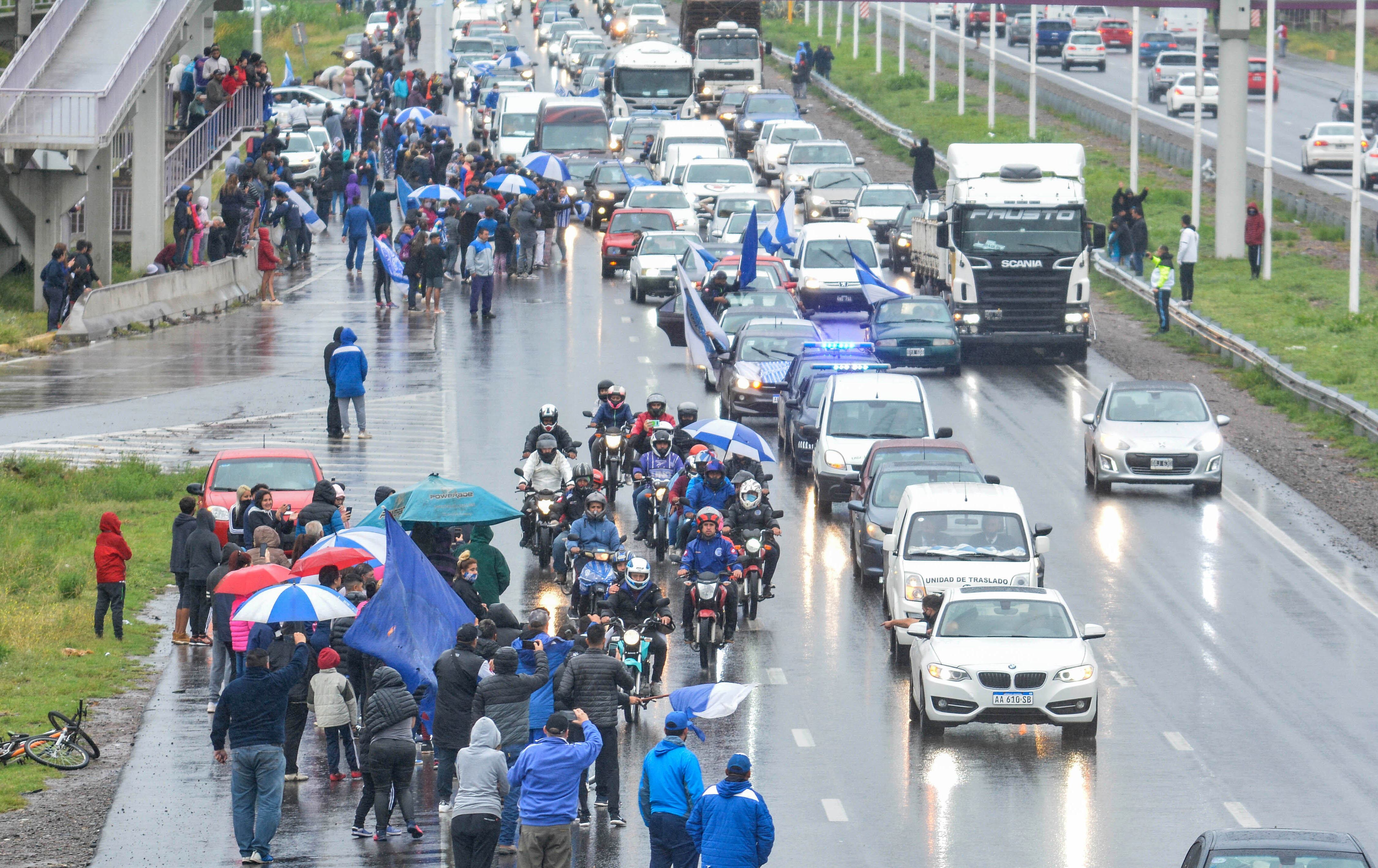 Postal del Acceso Este con la caravana en homenaje al último ídolo de Godoy Cruz.