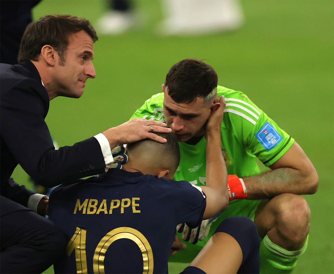 Lusail (Qatar), 18/12/2022.- French President Emmanuel Macron (L) comforts Kylian Mbappe of France after the penalty shoot-out of the FIFA World Cup 2022 Final between Argentina and France at Lusail stadium, Lusail, Qatar, 18 December 2022. (Mundial de Fútbol, Francia, Estados Unidos, Catar) EFE/EPA/Friedemann Vogel
