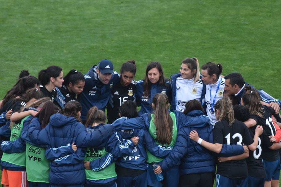 La Sub 17 femenina con cinco mendocinas: Roggerone, Nigito, Fontana, Barrionuevo y Singarella.