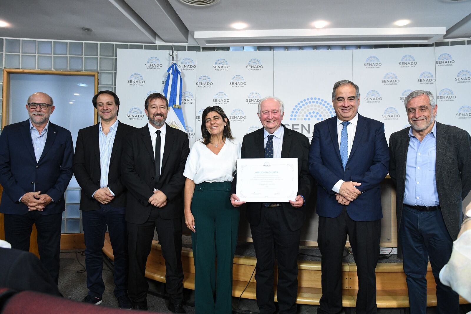 Los senadores Cornejo y Juri distinguieron a Emilio Giaquinta en el Día del
Vino Argentino, Bebida Nacional.