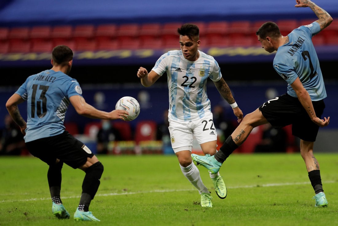 Lautaro Martínez, delantero de la selección argentina, entre dos defensores de Uruguay en el partido de la Copa América. (AP)