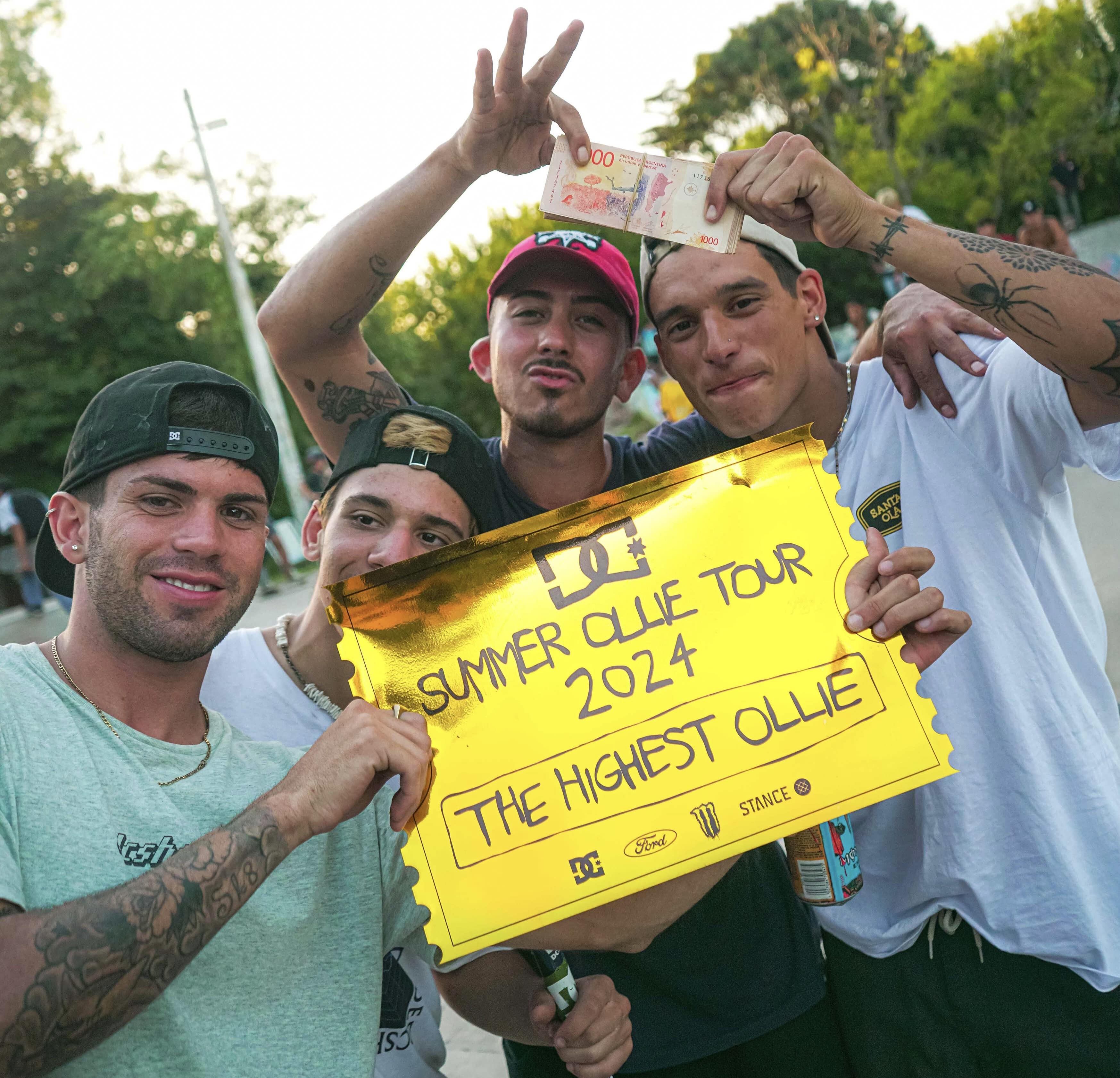 Los muchachos del team festejan con el ganador. Los $100.000 fueron en efectivo, en el mismísimo lugar. / Gentileza: Lucas López.