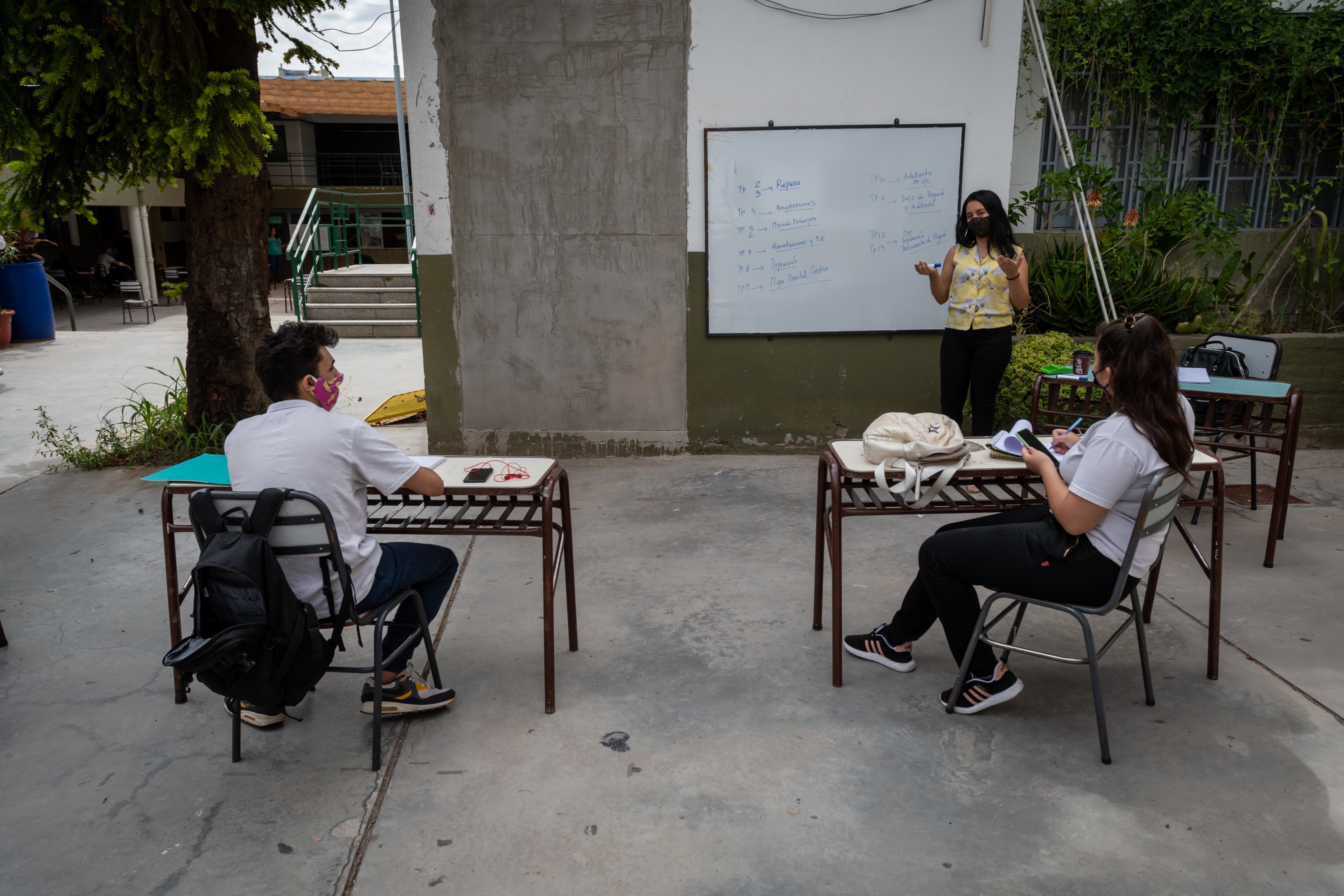 Con distanciamiento social y el uso de tapabocas alumnos y docentes protagonizaron la vuelta a la presencialidad.