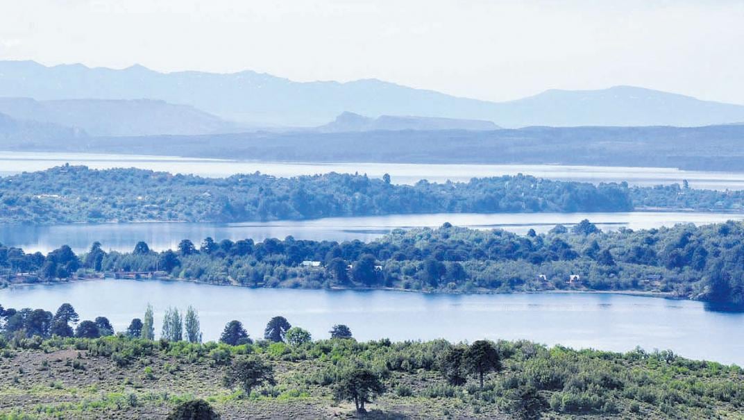 Villa Pehuenia está al pie de la cordillera y en la costa de los lagos Aluminé y Moquehue.