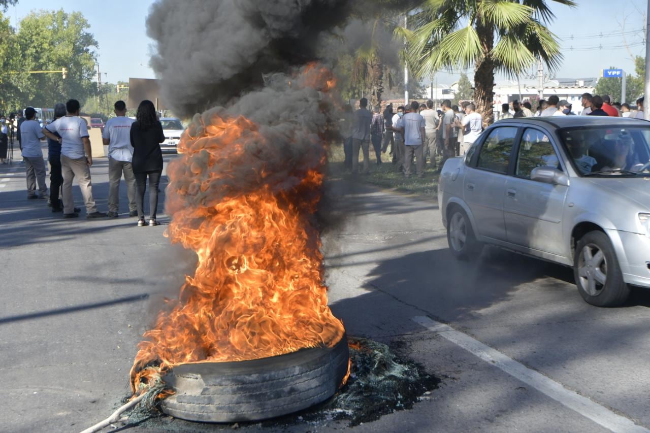 Los empleados de Platinum cortaron el tránsito frente al a empresa en señal de protesta por la muerte de Emiliano Fernández. / Orlando Pelichotti - Los Andes