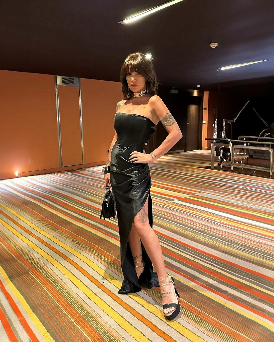 Flor Peña deslumbró con un look total black con mucho escote