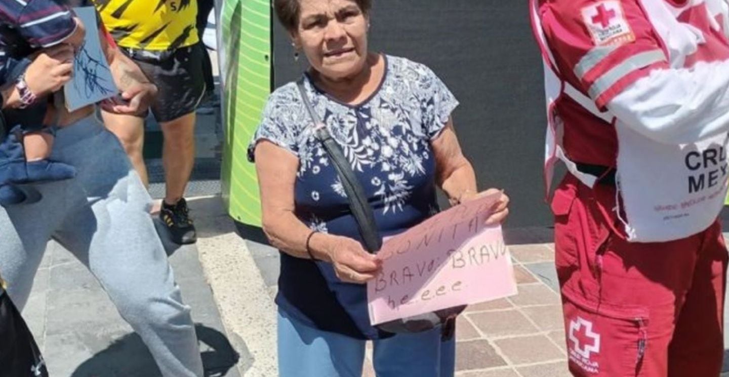 Una joven corrió una maratón y salió última, pero su mamá la esperaba en la llegada.