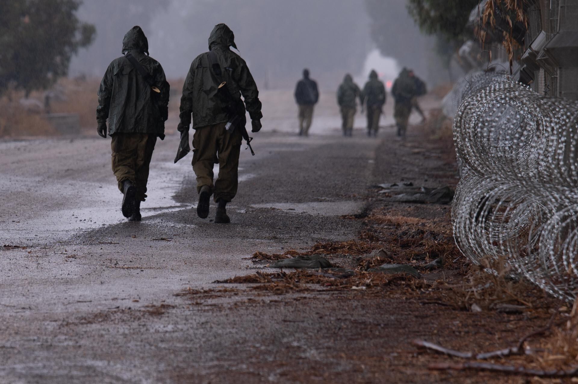 Upper Galilee (Israel), 16/10/2023.- Israeli soldiers at an area near the border with Lebanon, in the Upper Galilee, northern Israel, 16 October 2023. Israel's National Emergency Management Authority (NEMA) of the Ministry of Defense and the Israel Defense Force (IDF) announced on 16 October the implementation of a plan to evacuate residents of 28 communities in northern Israel, who live in the area up to two kilometers from the Lebanese border. The residents would be taken to state-funded guesthouses. The announcement came a day after the United Nations Interim Force in Lebanon (UNIFIL) said intense exchanges of fire occurred in several areas along the Blue Line between Lebanese territory and Israel, which impacted both sides of the demarcation line. Tensions remain high on the Lebanon-Israel border following an escalation in fighting between the two countries as the Israeli-Palestinian conflict flared up. (Líbano) EFE/EPA/AYAL MARGOLIN ISRAEL OUT