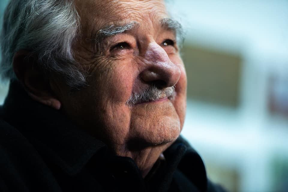 A pesar de continuar en recuperación, Mujica sigue interesado en las actividades de su chacra y se mantiene informado sobre la campaña electoral.