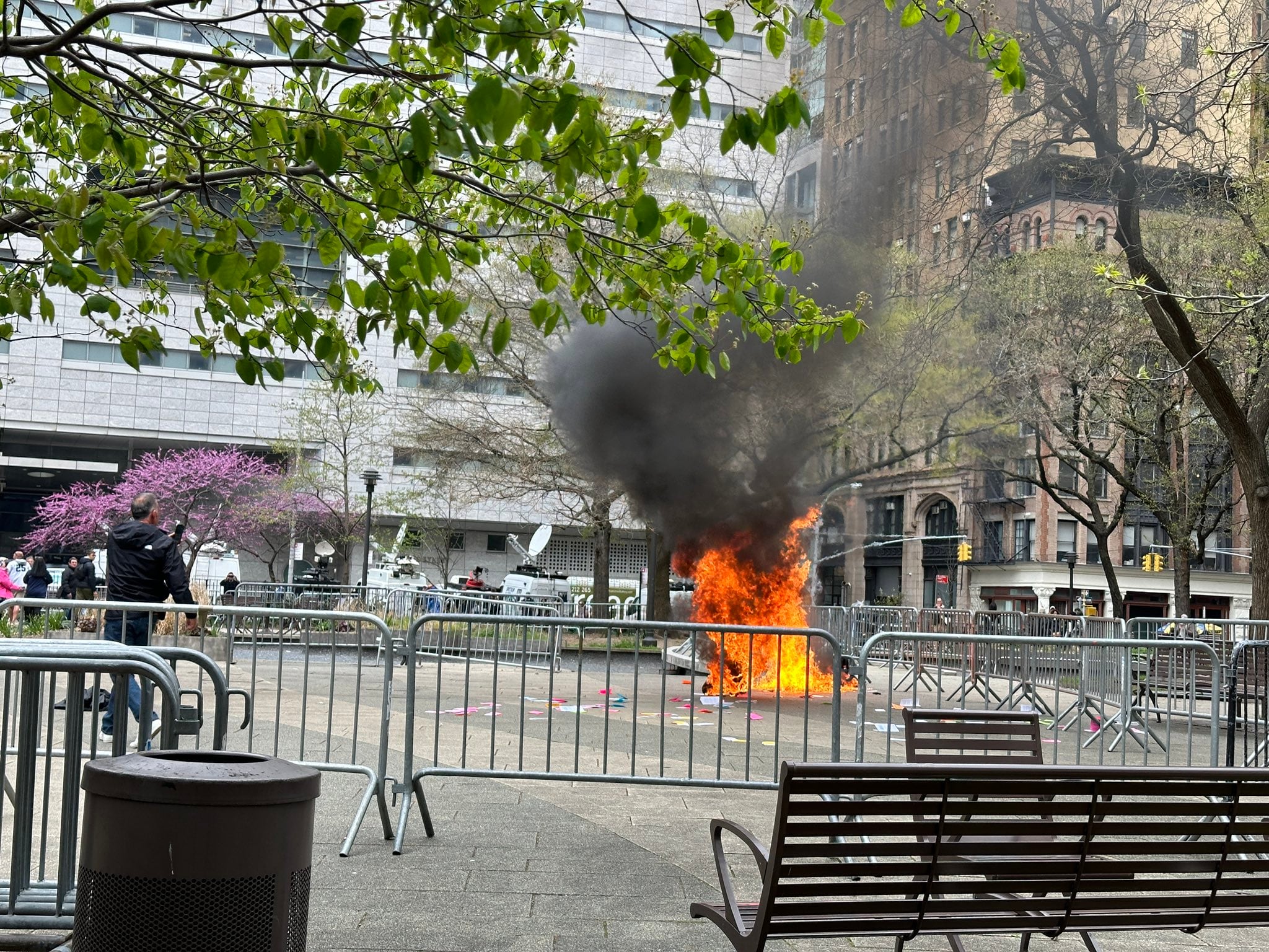 Maxwell Azzarello se prendió fuego frente al tribunal donde se juzga a Trump. Captura: X / @Jingjing_Li