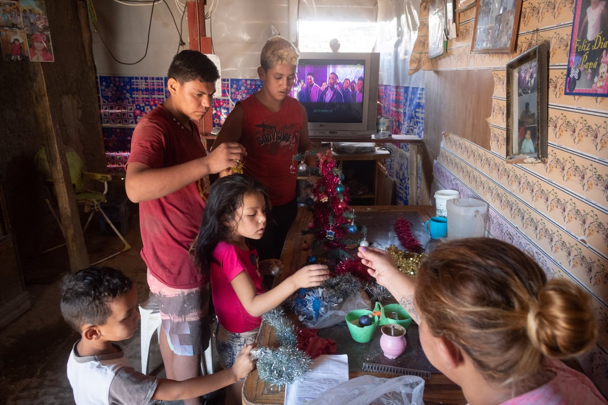 Margarita, Alfredo y su familia armaron este miércoles el arbolito de Navidad, y aprovecharon para pedir sus deseos navideños y de cara al 2022: que la situación mejore. Foto: Ignacio Blanco / Los Andes.