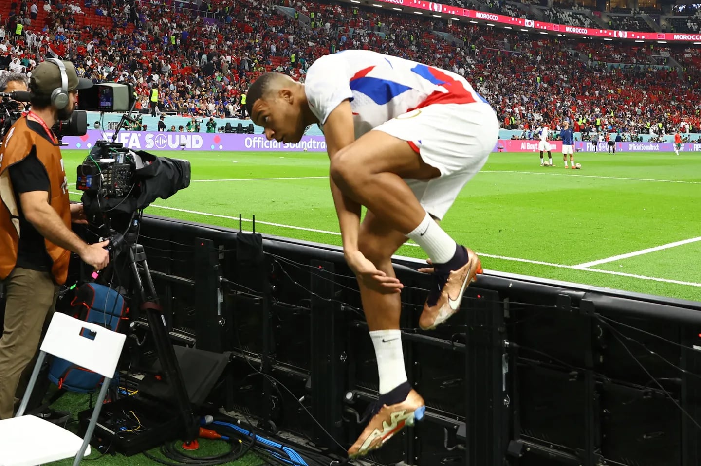 Kylian Mbappé golpeó por accidente a un hincha francés con un pelotazo. Foto: Reuters