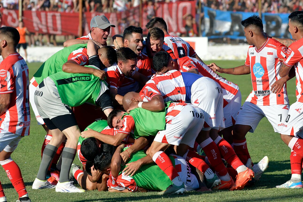 El Atlético Club San Martín venció a Unión de Villa Krause 3-1 en la final de ida del Torneo Regional Amateur zona Cuyo, la cual le permitirá acceder a un partido definitorio por un ascenso directo al Torneo Federal A edición 2023
Foto: Orlando Pelichotti 