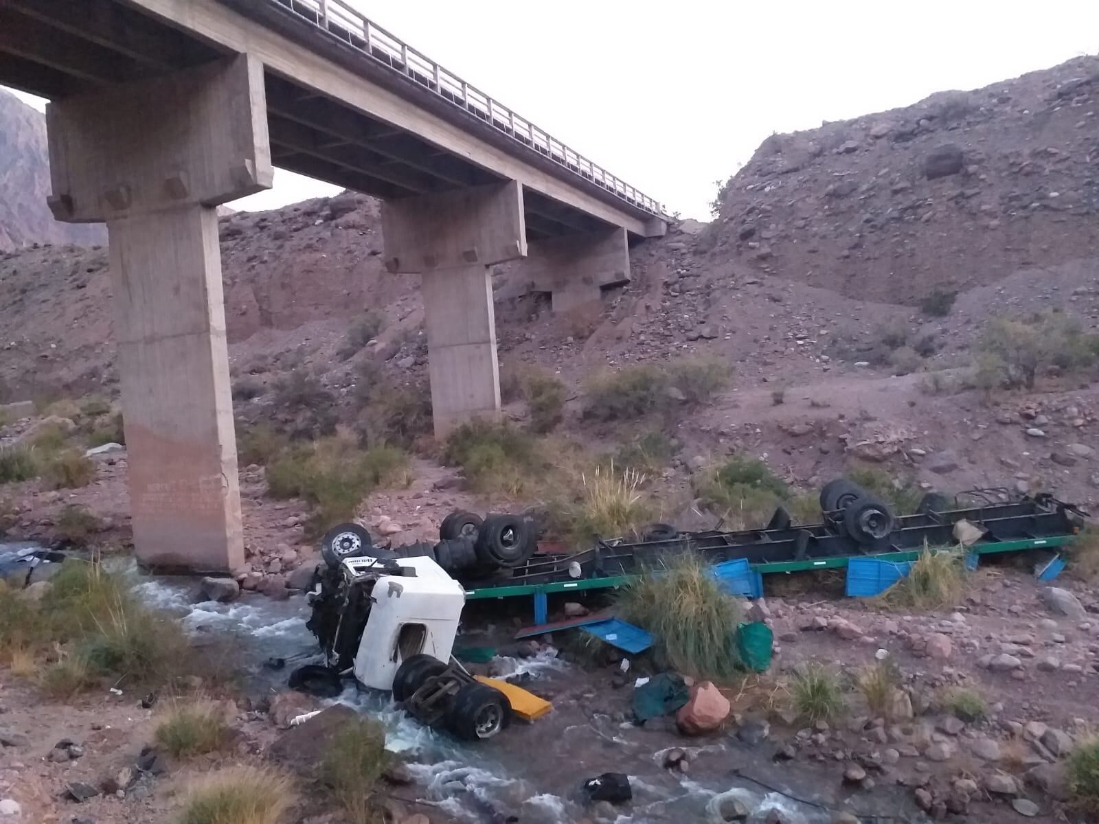 Así lucía esta mañana el camión en el río Picheuta (Gentileza)