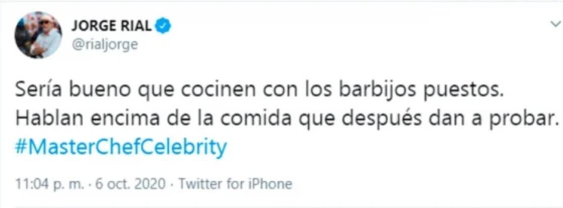 El comentario del conductor que critica la forma en que el programa se organiza.