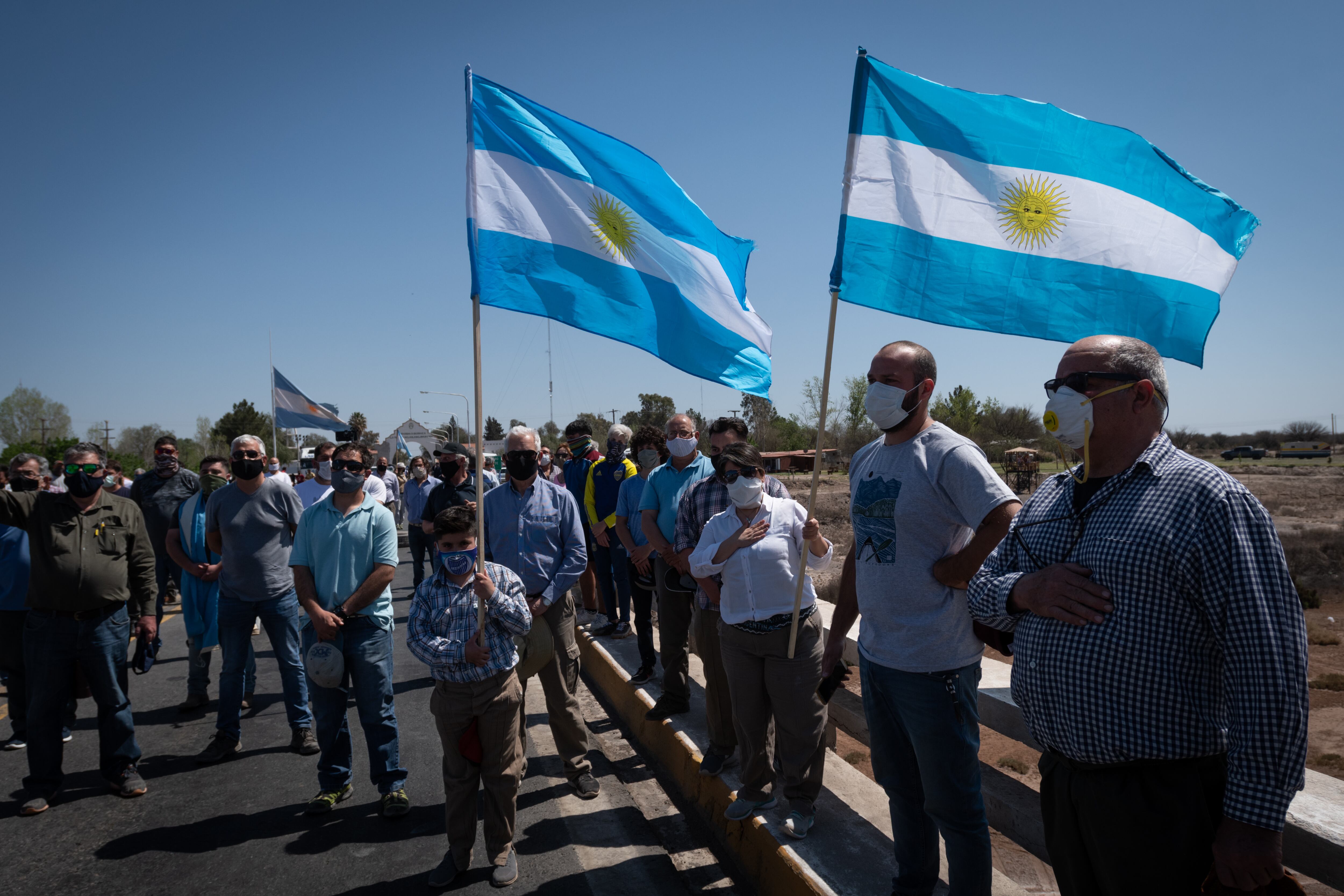 Cantando el himno y con banderas argentinas se manifestaron en la ruta Nacional 7.