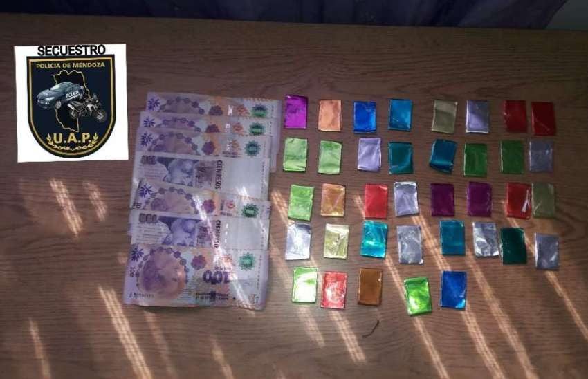 
    La menor llevaba 37 envoltorios de cocaína en su mochila y dinero en efectivo. / Prensa Ministerio de Seguridad
   