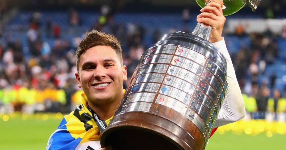 Juanfer Quintero con la Copa Libertadores de América que River Plate le ganó a Boca Juniors en la final de 2018. / archivo 