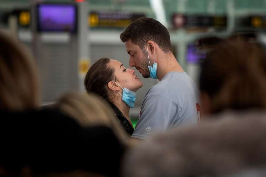 
Una pareja se besa en el aeropuerto de Barcelona | AFP
   