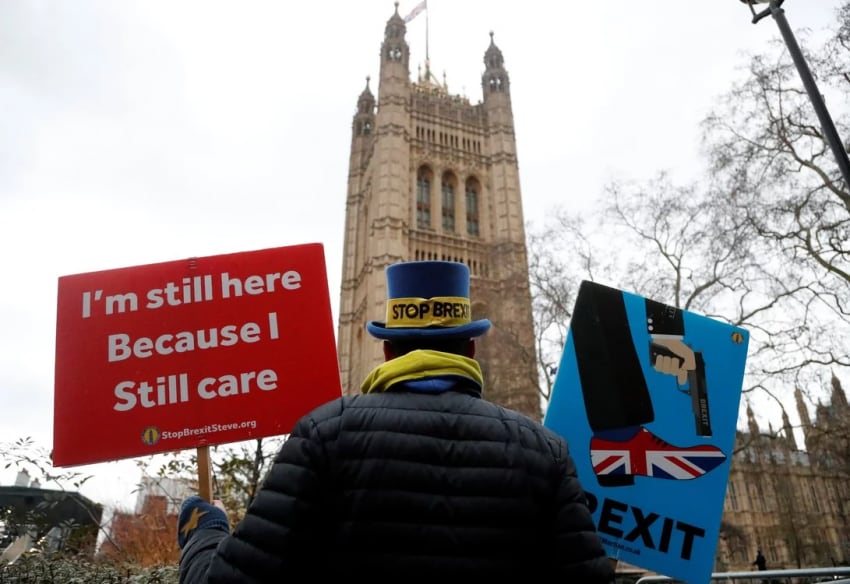 
    Manifestantes anti Brexit se presentaron frente al Parlamento británico, en Londres. - Gentileza
   