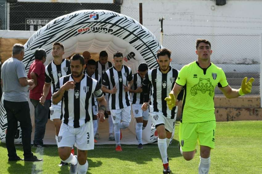 
    El Lobo quiere volver a cantar victoria. / MARCELO ROLLAND (LOS ANDES).
   