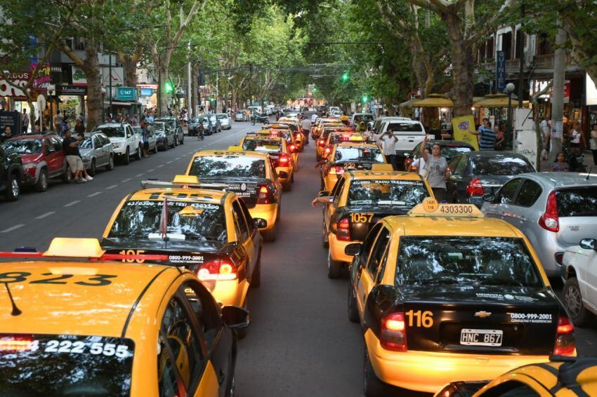 
Los taxistas también estuvieron en la protesta.  | Marcelo Rolland/Los Andes
   