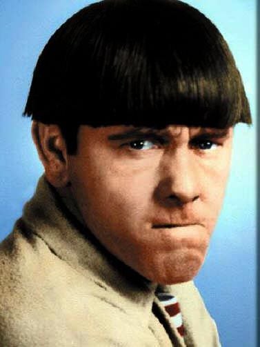 Moe Howard con su clásica mirada.