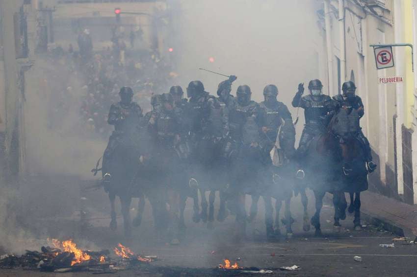 
Foto: AP | La policía montada cruza una barricada en llamas en busca de manifestantes antigubernamentales
   