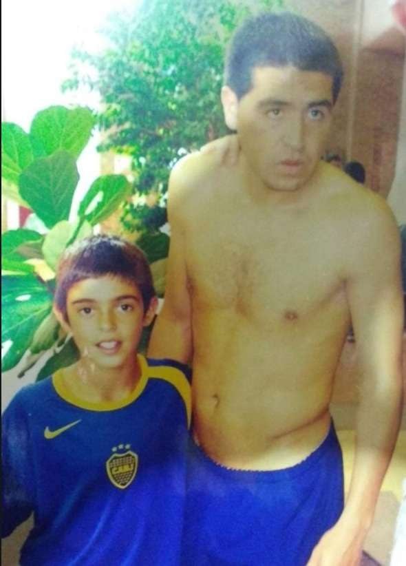 
    Con su ídolo, Juan Román Riquelme. / Gentileza
   