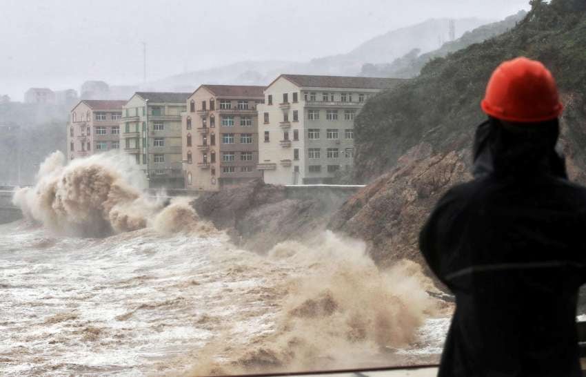 
En toda la provincia de Zhejiang, 200 casas se derrumbaron y cerca de 3 millones de hogares se quedaron sin suministro eléctrico. | AFP
   