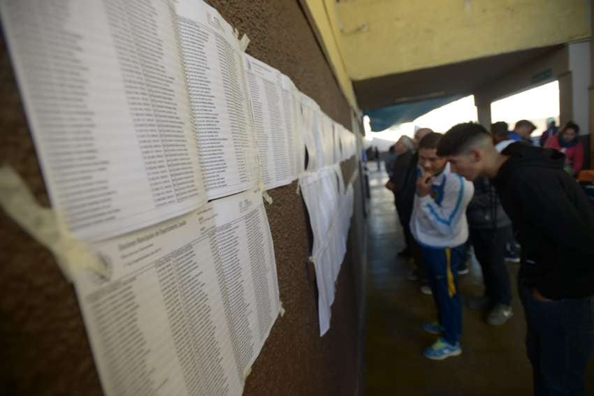 
Revisan los datos personales  | Marcos García / Los Andes
   