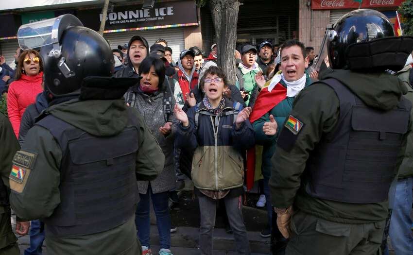 
Manifestación. Un grupo de personas protestaba contra Morales ayer en La Paz | AP
   