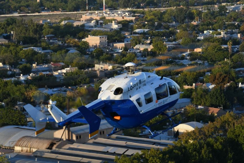 
En acción. El moderno Airbus EC 145 fotografiado desde otra nave. | José Gutiérrez / Los Andes
   