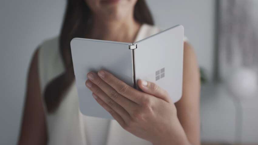 
El Surface Duo será plegable como un libro y entra en un bolsillo
