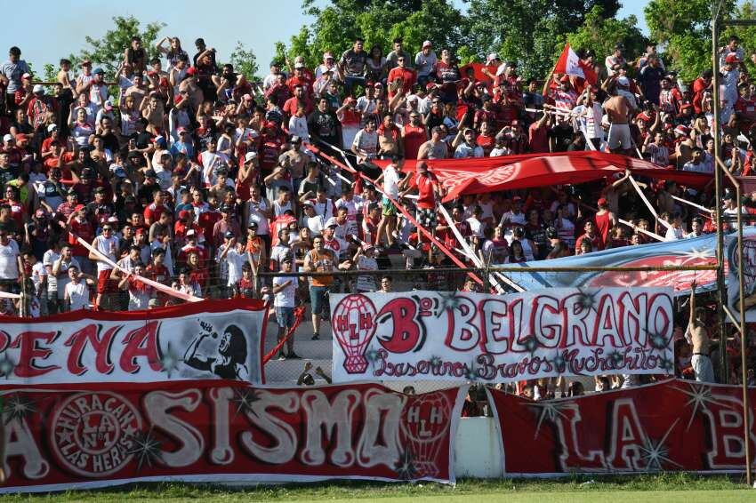 
El aguante. La hinchada lasherina colmó nuevamente la popular | José Gutiérrez / Los Andes
   