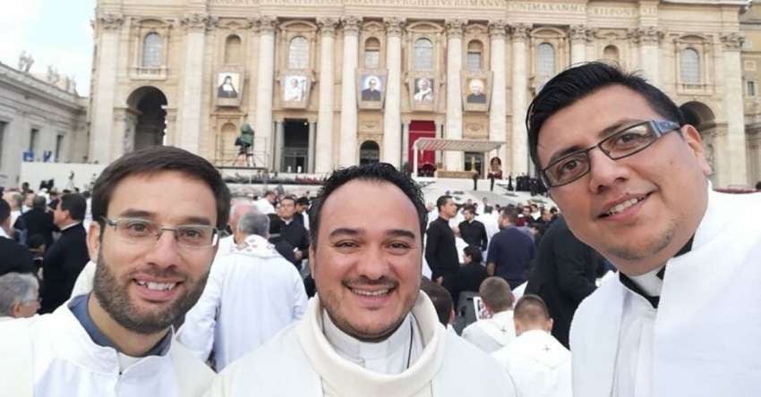 
    El padre David Martínez (izq) durante una misa en la Plaza San Pedro durante 2018. Foto: Facebook.
   