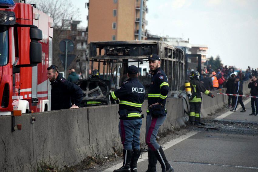 
Vehículos de la Policía interceptaron al autobús en las afueras de Milán. | AP
   