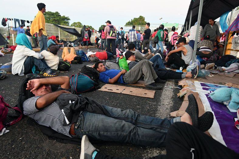 
Migrantes | Migrantes descansan mientras esperan cruzar la frontera desde Ciudad Tecun Uman en Guatemala hasta Ciudad Hidalgo, México. / AFP
   