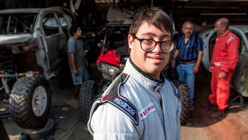 
    El peruano Lucas Barrón será el primer copiloto con síndrome de Down.
   