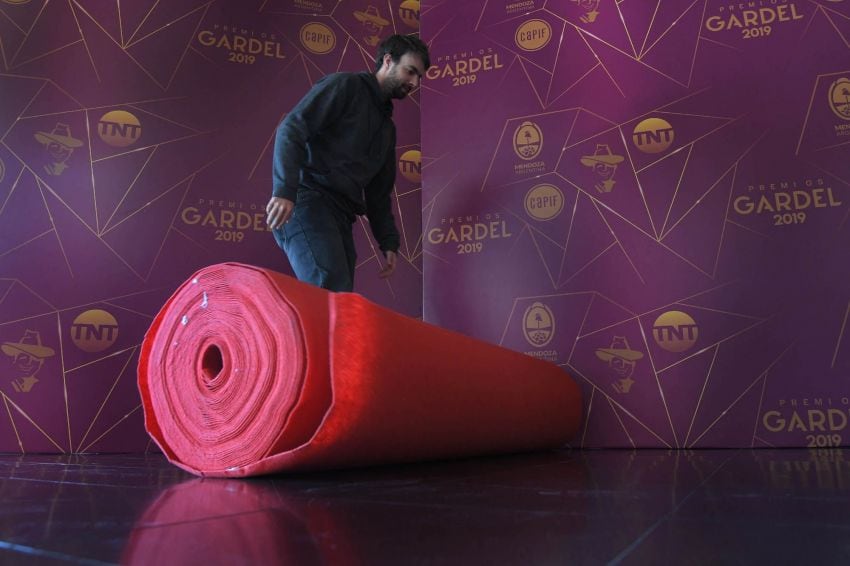 
La alfombra roja comienza a rodar | Foto Orlando Pelichotti / Los Andes
   