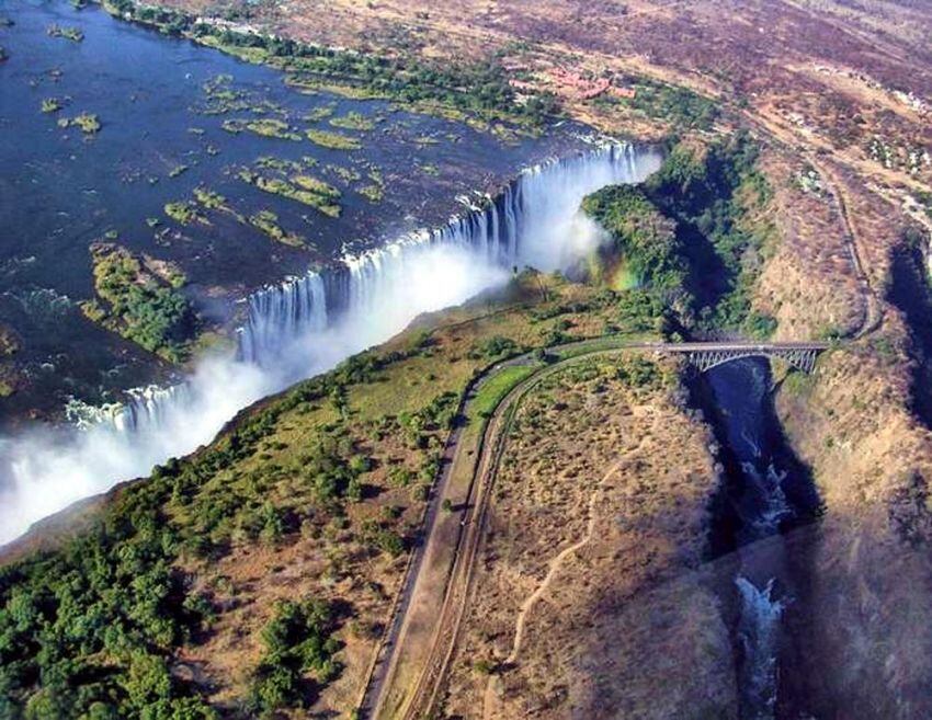 
    Lugar. Las cataratas Victoria, entre Zambia y Zimbabue.
   